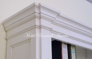 Libreria in legno massello stile classico con finitura laccata bianco anticato ripiani spostabili
